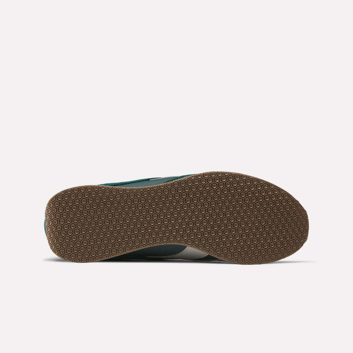 The image displays the bottom view of Reebok R400 Shoes, highlighting a light brown textured rubber sole with a geometric circular design, set against a plain white background.